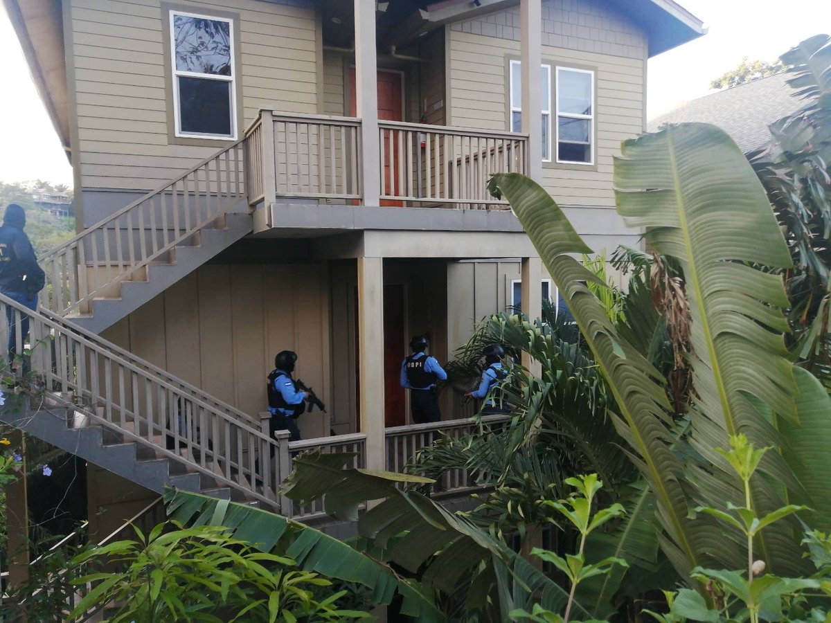 villanuevasemma's tweet photo. Desde tempranas hrs hoy nuestra @dpi_honduras y @MP_Honduras coronaron parte del trabajo de investigación realizado en el Litoral Norte, Roatán en búsqueda de los principales sospechosos de bandas de trata de personas, relacionado con caso  Angie Peña @XiomaraCastroZ Vamos bien! https://t.co/VTKsql5x2Y