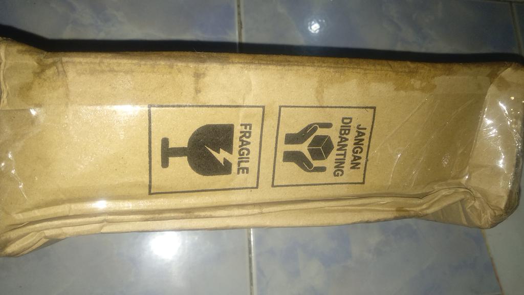 yoothie's tweet photo. @JNECare terima kasih, paket saya sudah sampai meskipun dilempar sama kurirnya padahal jelas ada tulisan fragile, jangan dibanting!!! memang lagi hujan, tapi please lah, mau ga kalau barang yang kalian beli dibanting padahal ada tulisan fragile?! https://t.co/hVB22TeVBN