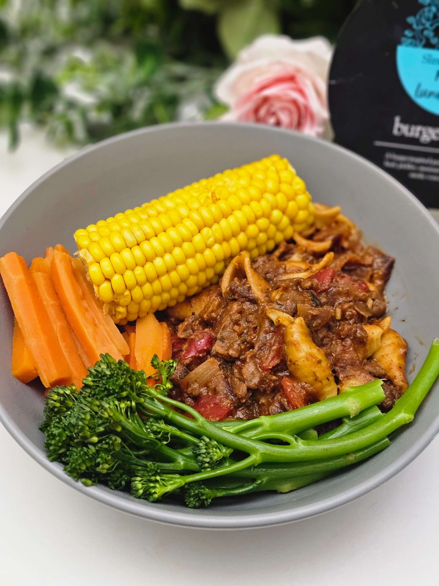 Check out Victoria’s (sw_vix_weightlossjourney on Instagram) colourful plate 😍! Lunch bowls like this from the Slimming World food range are great when you’re short on time and don't want to compromise on taste 😋💗.