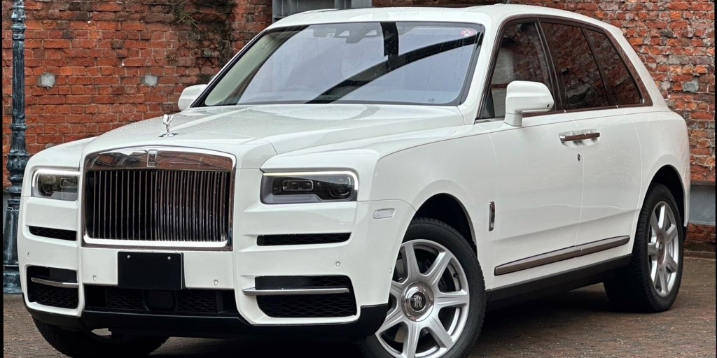 ♦️💎Rolls Royce Cullinan 💎♦️
Let's reflect on this magnificent 2019 Pearl White 6800CC piece of art. 
Get in touch with us and be the few owners of such exotic cars.
.
#RollsRoyceCullinan #LuxuryCars #ExoticCars #PearlWhite #CarLovers #DreamCar #AutoSales #WorldwideShipping