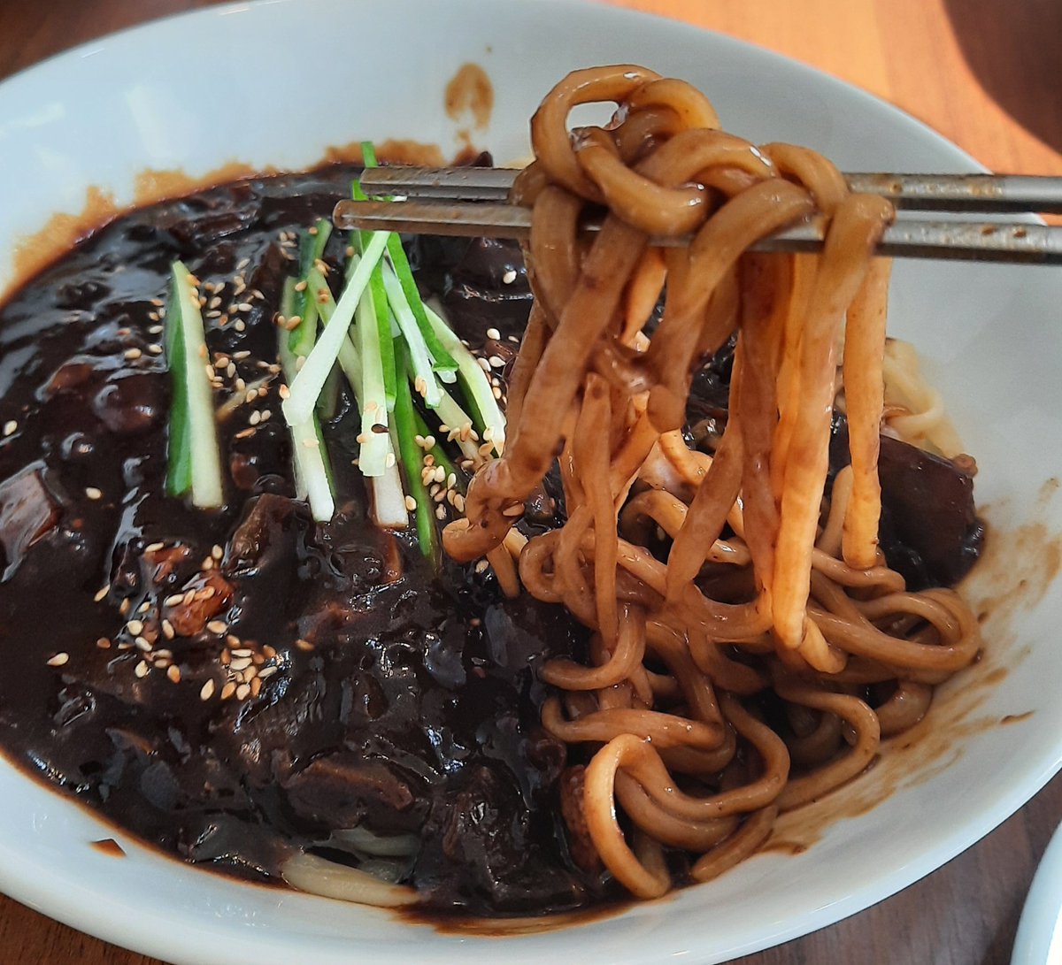 Bu ne güzel noodlemiş ya. Adı Jajangmyeon. Koreliler bizden saklıyor.