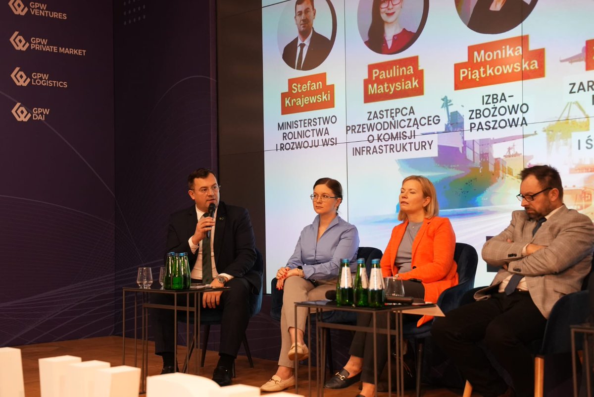 🍀Wiceminister @StefanKrajewski uczestniczy w konferencji: 'Polska w ruchu. Infrastruktura. Logistyka' organizowanej przez @ZPPnetpl. 🎙️Glowne tematy spotkania to: opracowanie nowych strategii i rozwiązań technologicznych l mających na celu efektywne zarządzanie transportem,