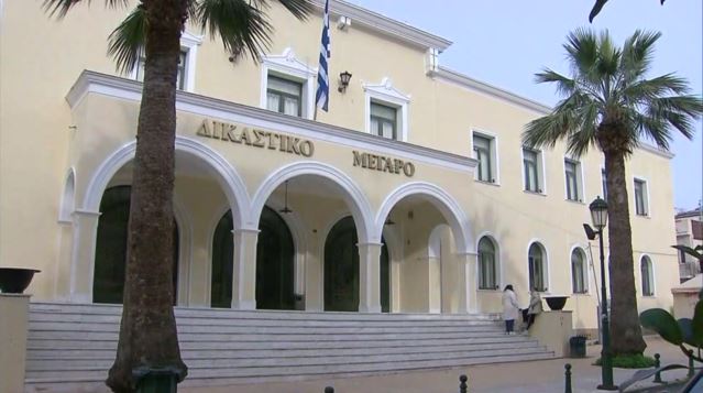 Ζάκυνθος: Εγκλωβισμένα & φρουρούμενα στο νοσοκομείο τα δύο αδέλφια που κατήγγειλαν τη μητέρα τους για κακοποίηση -  agrinio24.gr/zakynthos-egkl…