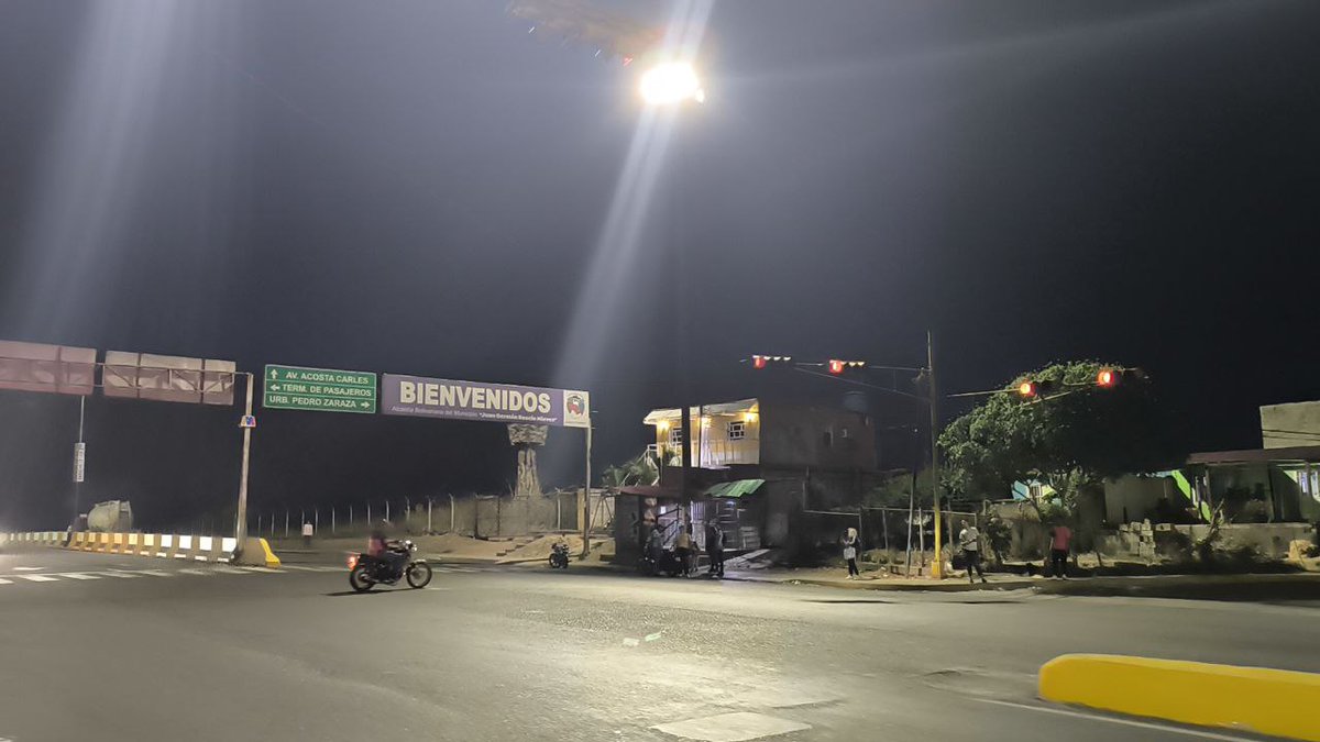 sulmeavila's tweet photo. #18Abril Ya dimos inicio a la rehabilitación de las emblemáticas torres de quince metros que nuestro ex Alcalde eterno Franco Gerratana construyó y durante dos gestiones permanecieron en la oscuridad.  #TrabajandoMásQueHablando #VamosPorMás https://t.co/36yU56nStm