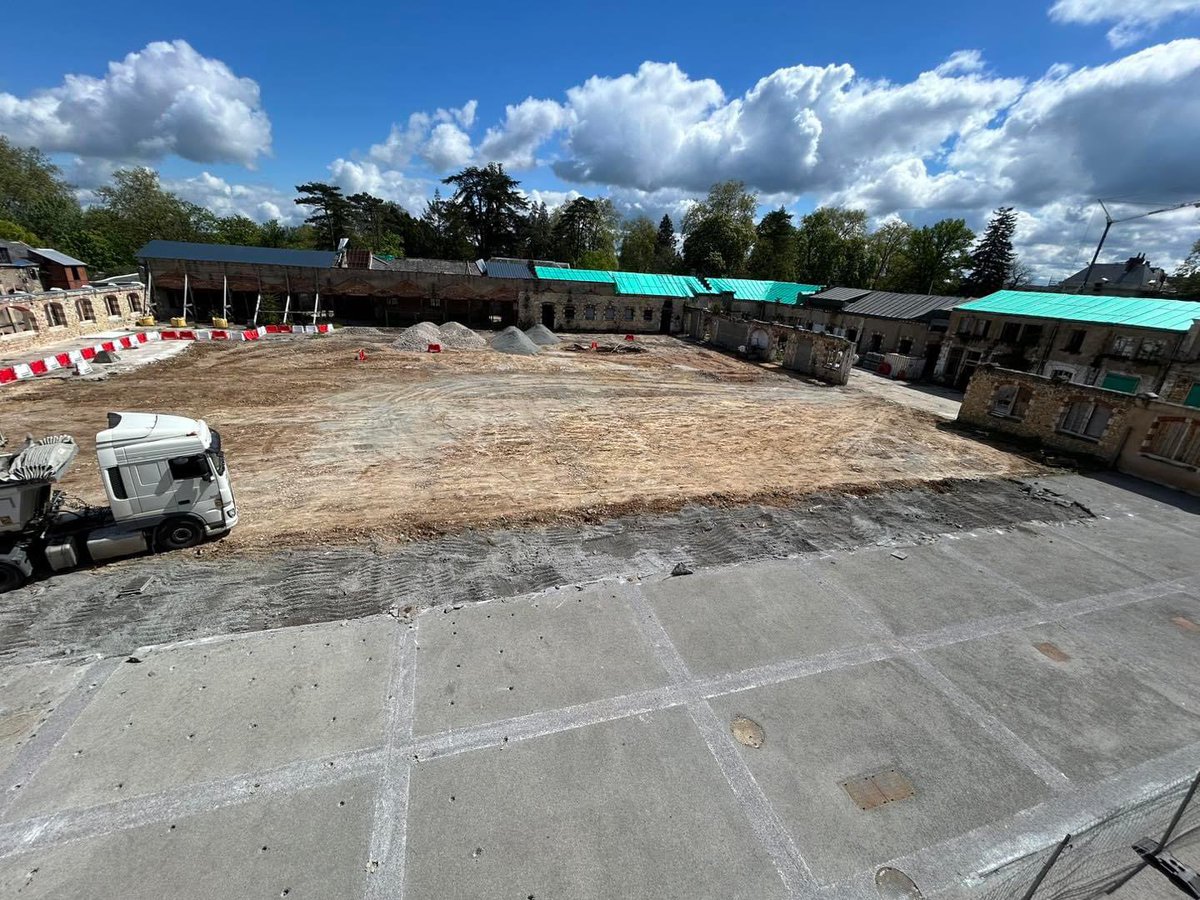 #Chantier 🚧 - La transformation du quartier Balsan se poursuit par l’aménagement par @Chateauroux36 du « carreau Est » situé au cœur des anciennes usines. 👀 Il s’agit d’y construire un espace végétalisé pour que les occupants et usagers de la cité du numérique puissent s’y