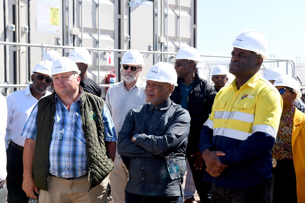 Minister Kgosientsho Ramokgopa joined by  Northern Cape Premier  Dr. Zamani Saul celebrate the reaching of commercial operation of one of the largest hybrid solar and energy battery storage facilities, Scatec ASA.
#LeaveNoOneBehind 🇿🇦