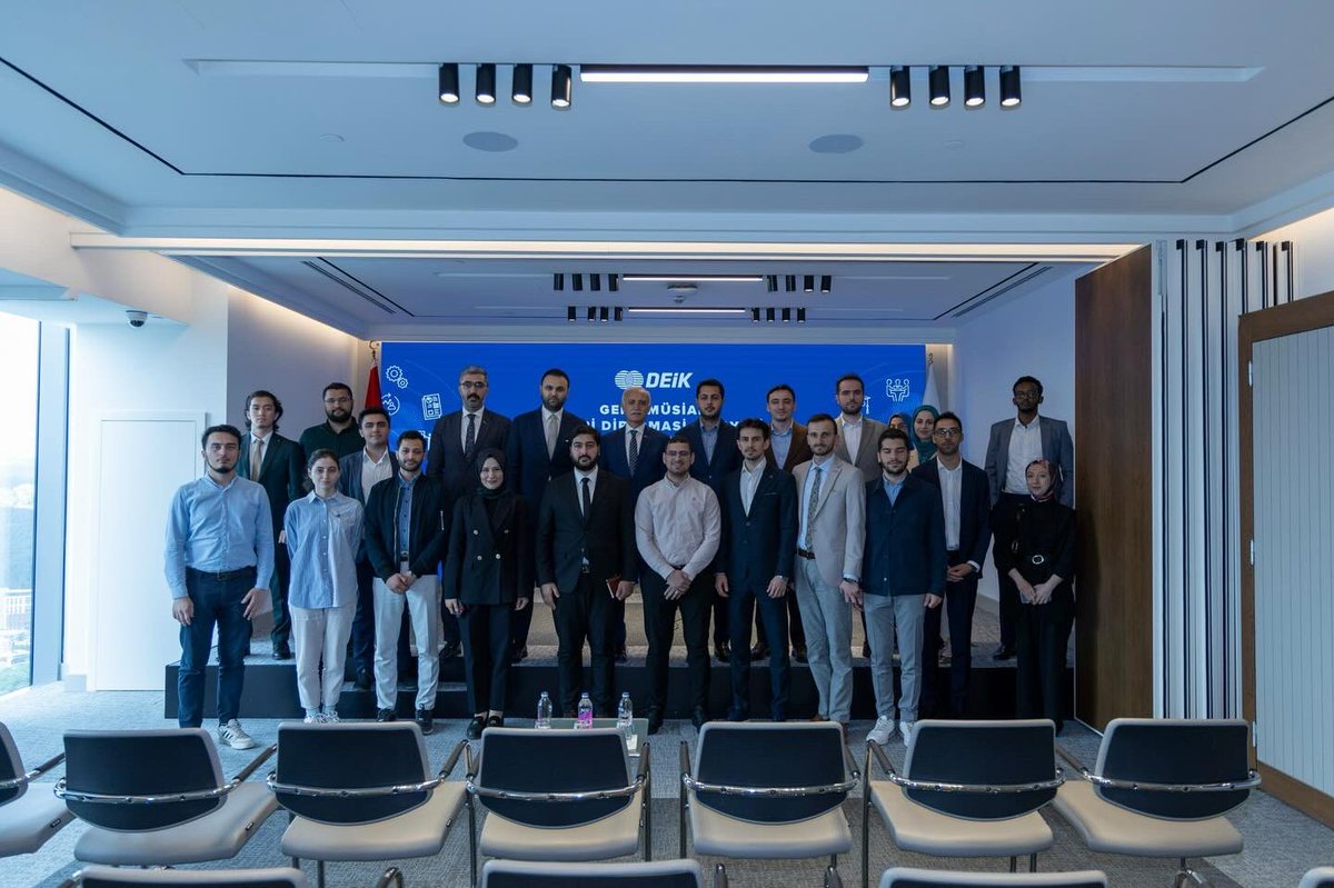 gencmusiad's tweet photo. Genç MÜSİAD Başkanımız Cahit Ertemel’in de katılımıyla Ticari Diplomasi Atölyesi kapsamında gerçekleştirilen tecrübe paylaşımı dersimiz için DEİK'teydik. 

Kıymetli birikimlerini bizlerle paylaşan ve ev sahipliği yapan DEİK Başkanı Sn. Nail Olpak’ a şükranlarımızı sunuyoruz. https://t.co/AdkkCh5WJW