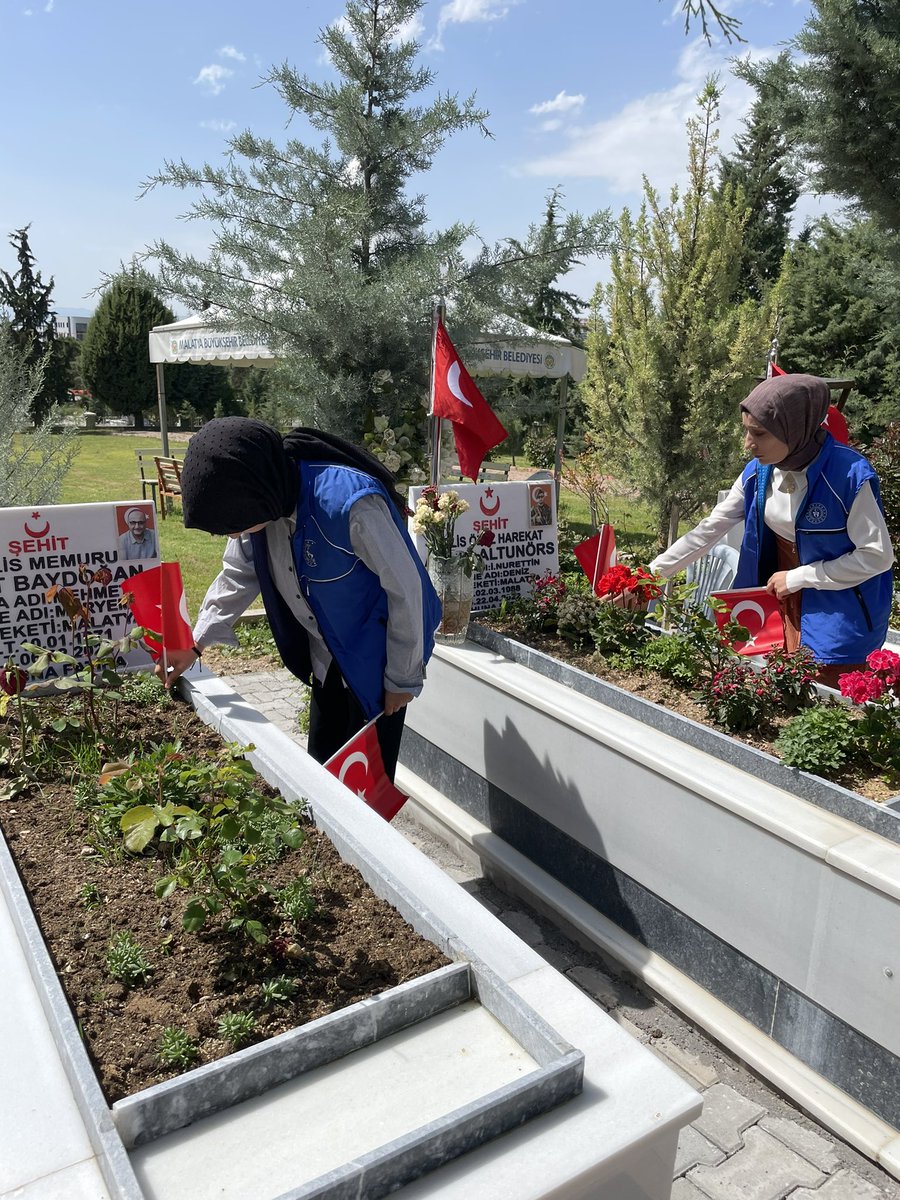 Vatanımız uğruna gözlerini kırpmadan canlarını feda eden kahramanlarımızı, şehitlerimizi, Şehitler Haftası'nda saygı ve rahmetle anıyoruz. Ruhları şad, mekanları cennet olsun. Vatan size minnettardır!🇹🇷
#GönüllülükKulübü
#ŞehitlerHaftası