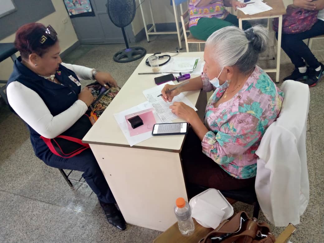 Gracias al Buen Gobierno de nuestro presidente @NicolasMaduro, a través del @mppeducacion y la Unidad Médica IPASME Maracaibo, se realizó la Jornada por Amor a mi Maestra y a mi Maestro en la EBN Coquivacoa de la parroquia Coquivacoa, mcpio Maracaibo. #BloqueoCero