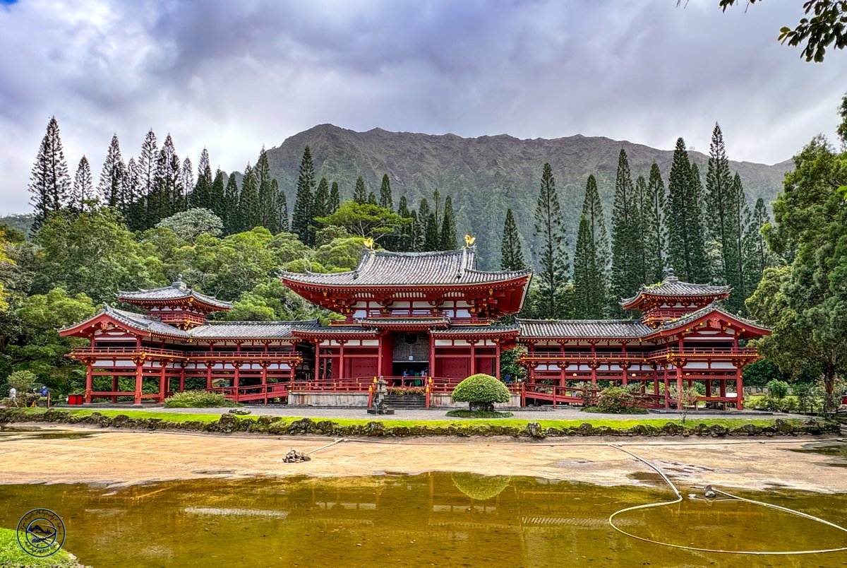 It's a gloomy day in Denver, but these beautiful photos of a temple are sure to brighten your day. I can't help but miss our Hawaii trip on days like today. Have a happy Thursday! #vacation #familytime #hawaii