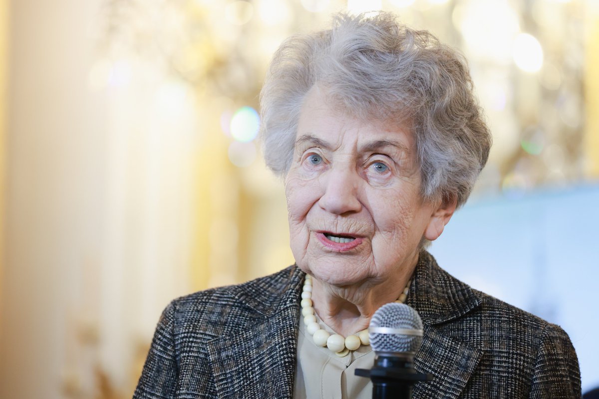 kultura_gov_pl's tweet photo. Wybitna inżynier architektury Profesor Irena Oborska obchodzi dziś swoje 93. urodziny!
Irena Oborska to absolwentka Wydziału Architektury Politechniki Warszawskiej i laureatka nagrody im. prof. Jana Zachwatowicza. Od 1956 aż do emerytury działała w PP Pracownie Konserwacji Zabytków. Przez wiele lat pracowała nad odbudową Zamku Królewskiego w Warszawie, gdzie jej zaangażowanie i profesjonalizm przyczyniły się do przywrócenia dawnej świetności temu historycznemu miejscu. Ponadto jest autorką licznych projektów rewaloryzacji, remontów i odbudowy zespołów zabytkowych, https://t.co/9QlXVTp47c. kamienice staromiejskie w Toruniu, kaplica w Pałacu Archimandrytów w Supraślu, Belweder w Warszawie.
Wspólnie z wiceminister @Bozenazelazowsk życzymy profesor Irenie Oborskiej wszystkiego najlepszego i przede wszystkim dużo zdrowia! ❤
Fot. Danuta Matloch/MKiDN