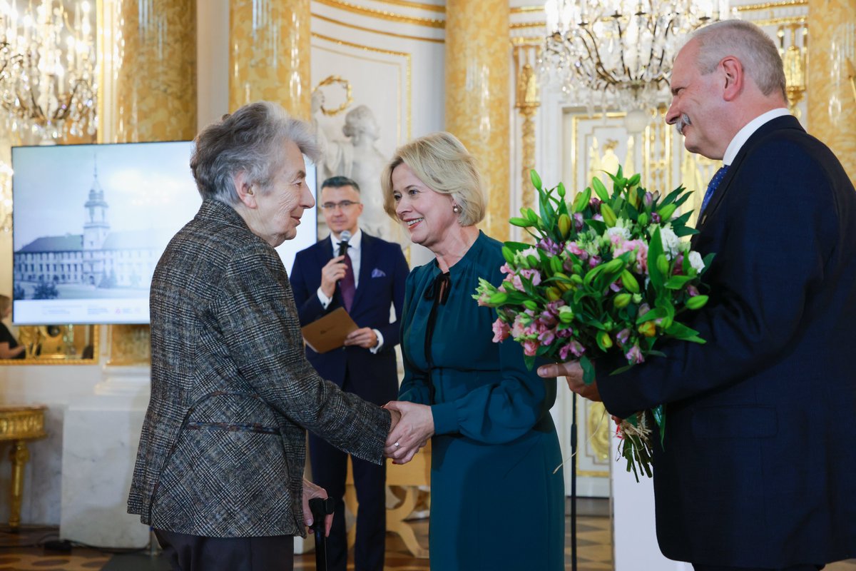 kultura_gov_pl's tweet photo. Wybitna inżynier architektury Profesor Irena Oborska obchodzi dziś swoje 93. urodziny!
Irena Oborska to absolwentka Wydziału Architektury Politechniki Warszawskiej i laureatka nagrody im. prof. Jana Zachwatowicza. Od 1956 aż do emerytury działała w PP Pracownie Konserwacji Zabytków. Przez wiele lat pracowała nad odbudową Zamku Królewskiego w Warszawie, gdzie jej zaangażowanie i profesjonalizm przyczyniły się do przywrócenia dawnej świetności temu historycznemu miejscu. Ponadto jest autorką licznych projektów rewaloryzacji, remontów i odbudowy zespołów zabytkowych, https://t.co/9QlXVTp47c. kamienice staromiejskie w Toruniu, kaplica w Pałacu Archimandrytów w Supraślu, Belweder w Warszawie.
Wspólnie z wiceminister @Bozenazelazowsk życzymy profesor Irenie Oborskiej wszystkiego najlepszego i przede wszystkim dużo zdrowia! ❤
Fot. Danuta Matloch/MKiDN