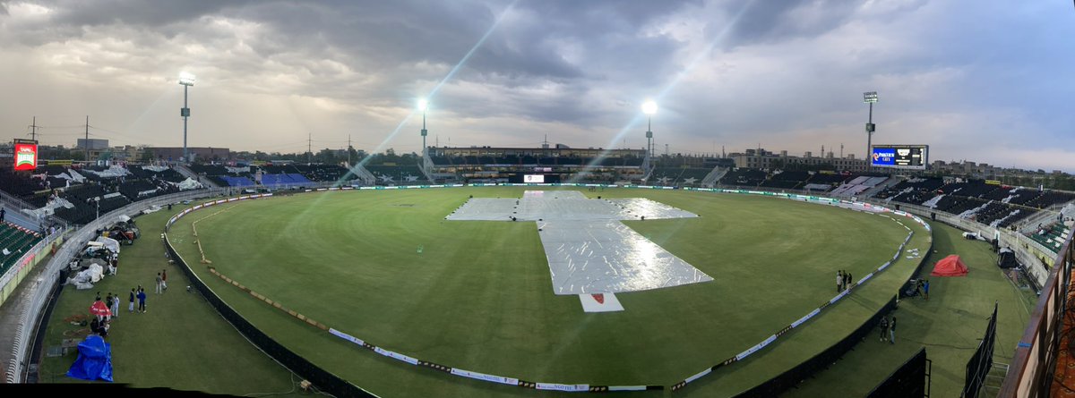 Teams have arrived, but the drizzling hasn’t stopped at the Pindi Cricket Stadium. #PAKvNZ #PAKvsNZ #PakistanCricket