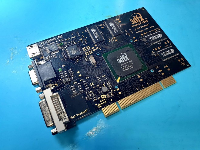cowcotland's tweet photo. Breaking News : #3Dfx n'est pas mort, la #VoodooX existe ! https://t.co/qUUnoI2cc3 https://t.co/HpsUXLnGiU