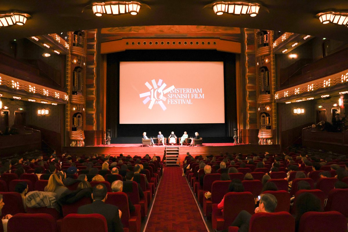 🇳🇱 La Reina y la Reina Máxima de los Países Bajos asisten a un coloquio con motivo de los diez años del Spanish Film Festival de Ámsterdam en el Teatro Tuschinski. ➡️casareal.es/ES/Actividades…