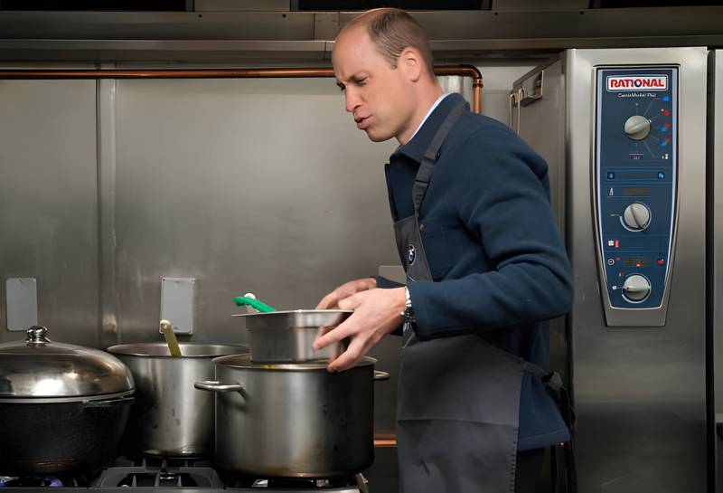 Some more pics of Prince William at Surplus to Supper today. He has visited it to highlight community efforts to curb food waste. #PrinceWilliam