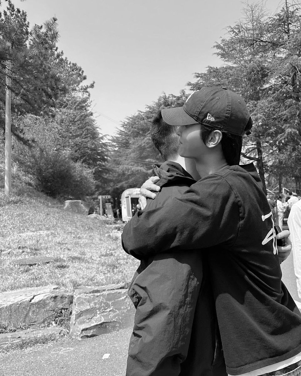 hakyeon's hugs always look so warm what if i kms