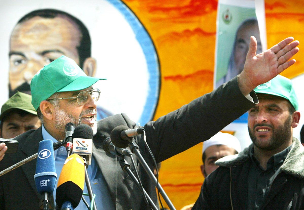 الدكتور عبد العزيز الرنتيسي يتحدث امام أنصاره في الجامعة الإسلامية بغزة
٢١ مارس ٢٠٠٤