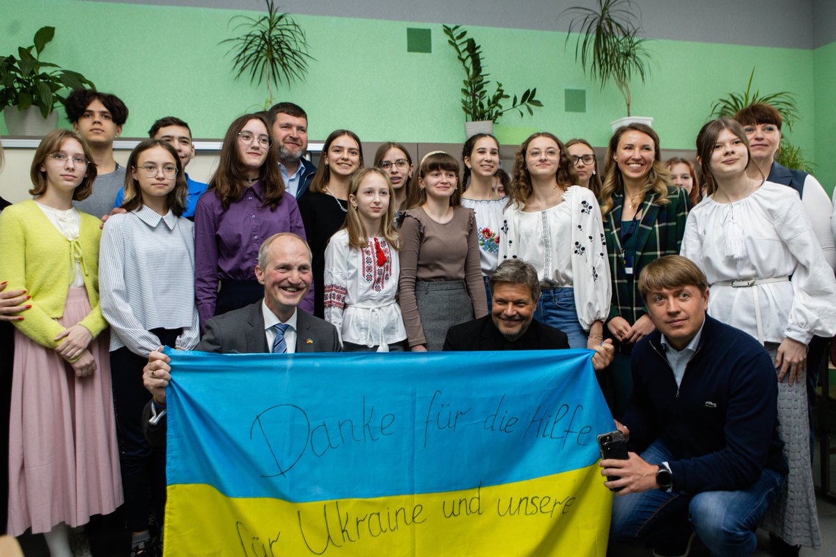 Vizekanzler Habeck und BSW-Präsident Ebel besuchen Einweihung von Solaranlage auf Schule Nr. 1 in Irpin, Ukraine. Der BSW dankt @sonnenCommunity @Sungrow_Powe @BWRE_Global und @IBCSolar und ruft zu weiteren Spenden auf: solarsupportsukraine.org; BSW-PM: bsw.li/4d4eqsu