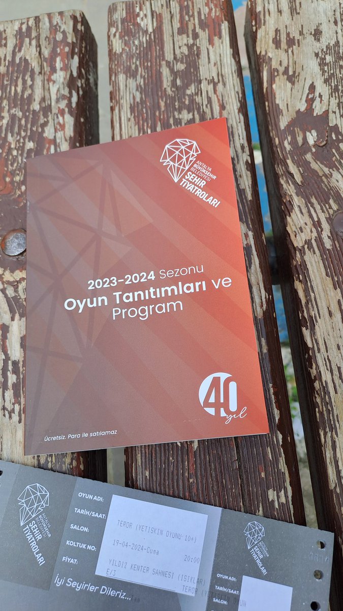 Yarına iki bilet.
Perdenin ardında büyük bir heyecanla seyircisini bekleyen oyuncular,ışıkçısından kostümcüsüne kadar hep beraber aylardır verilen emeğin karşılığını alacakları an ve alkışlarla çınlayan salon.
Çıkışta yaşamı sorgulayan zihinler...
#Tiyatro @astiyatro