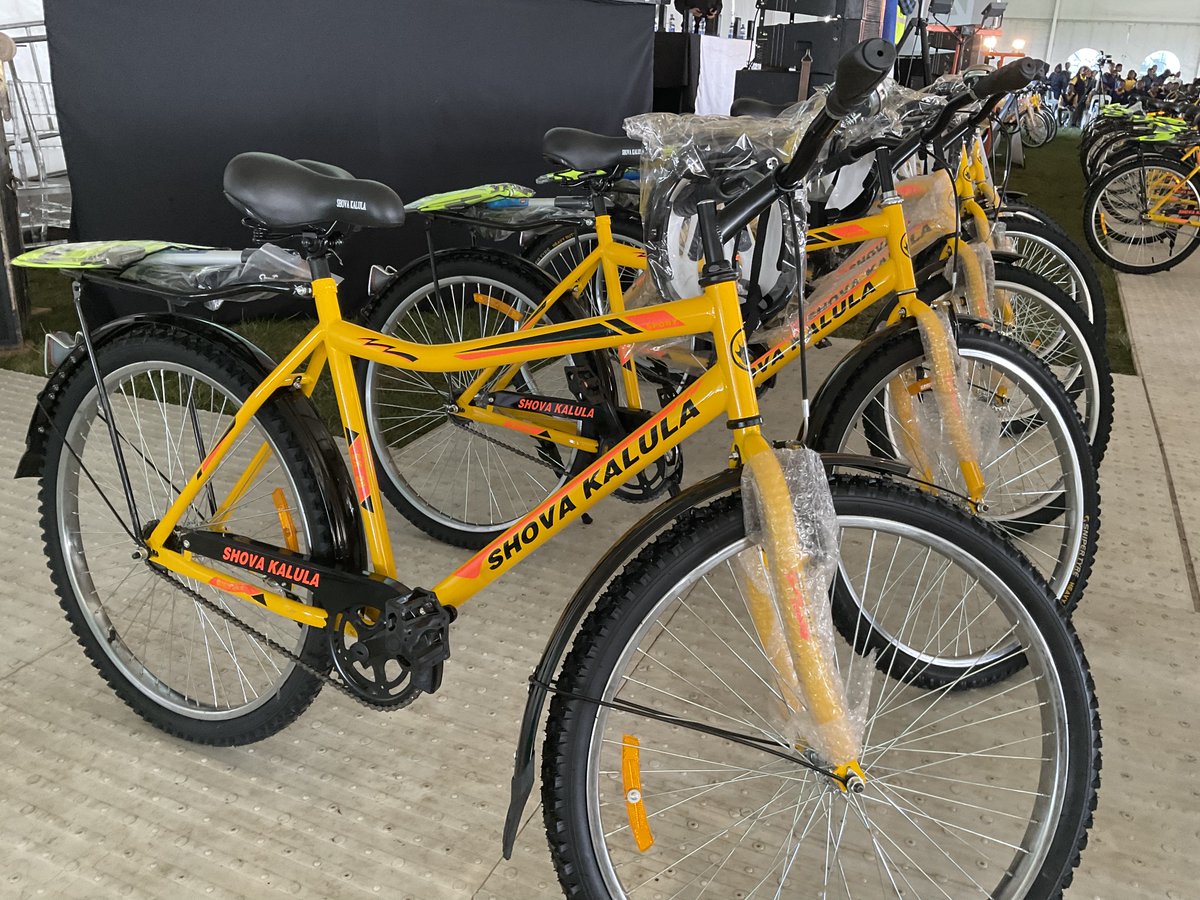 The Minister of @DoTransport is distributing 141 #ShovaKalula bicycles to learners from 3 schools in the @bitou_muni. Watch here: bit.ly/3JIMQnz #SANRAL #Siyasebenza #OperationSiyakha