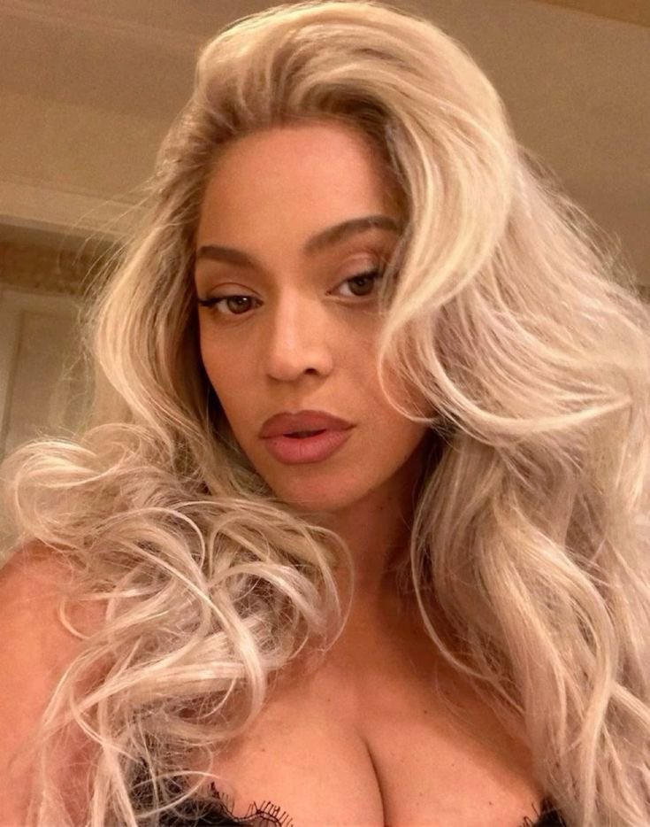 Beyoncé selfies that can cure your depression ⋆·˚ ༘ *

—a thread