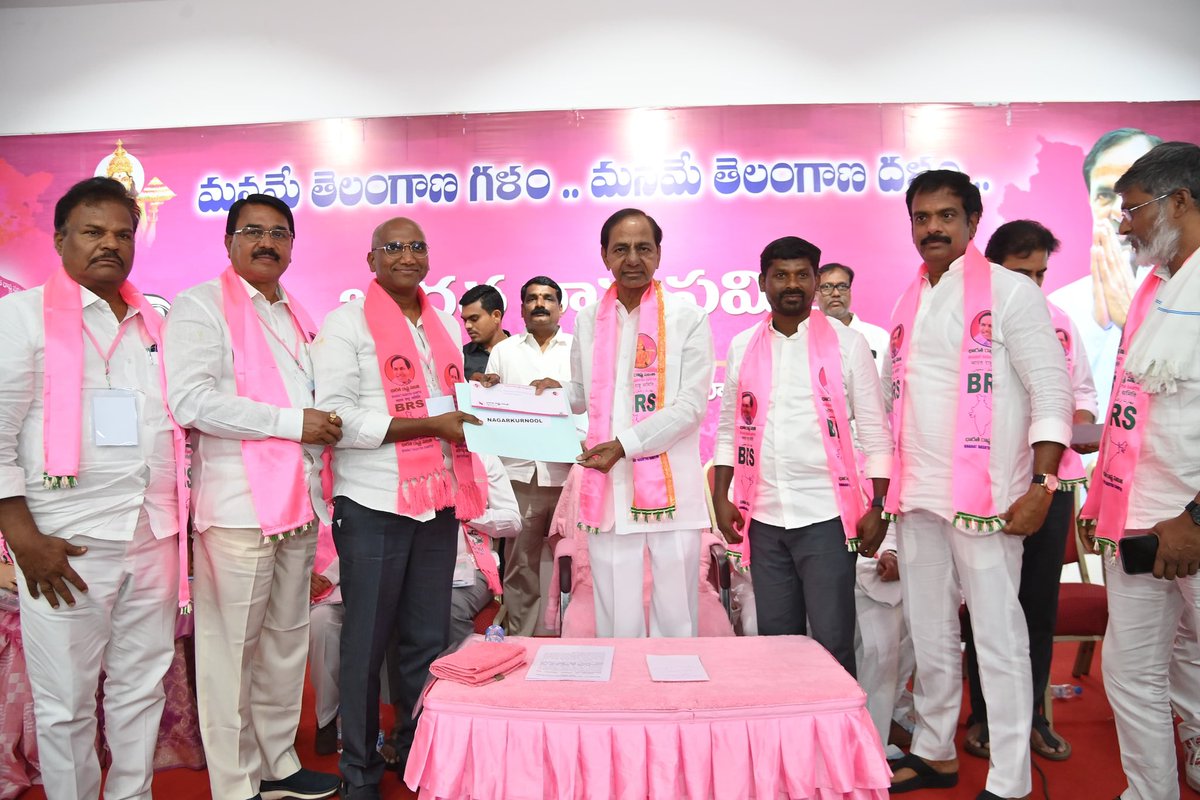 RSPraveenSwaero's tweet photo. తెలంగాణ తొలి ముఖ్యమంత్రి, భారత రాష్ట్ర సమితి అధినేత, తెలంగాణ రాష్ట్ర ఆవిర్భావానికి మూలకారకులు శ్రీ కల్వకుంట్ల చంద్రశేఖర రావు గారి చేతుల మీదుగా బీ ఫాం అందుకోవడం చాలా ఆనందంగా ఉంది. కాంగ్రేసు బీజేపీలు ఎన్ని కుట్రలు చేసినా మీ నమ్మకాన్ని వమ్ముచేయను, సర్. చారిత్రాత్మక విజయాన్ని సాధించి నాగర్ కర్నూల్ ప్రజలకు విశ్వసనీయ సేవకుడిగా ఉంటా.🙏

Feeling blessed to have received B form from the hands of Telangana’s first Chief Minister and @BRSparty Supremo. Sri #KCR garu today. I shall work hard to win this epic battle and serve the people of NagarKurnool with all humility and sincerity.
@KTRBRS
