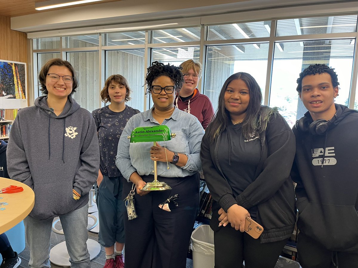 @APSCareerCenter ❤️s our extraordinary librarian, Astin Alexander! Thank you Anna for creating the custom designed lamp! @APSLibrarians @APSVirginia