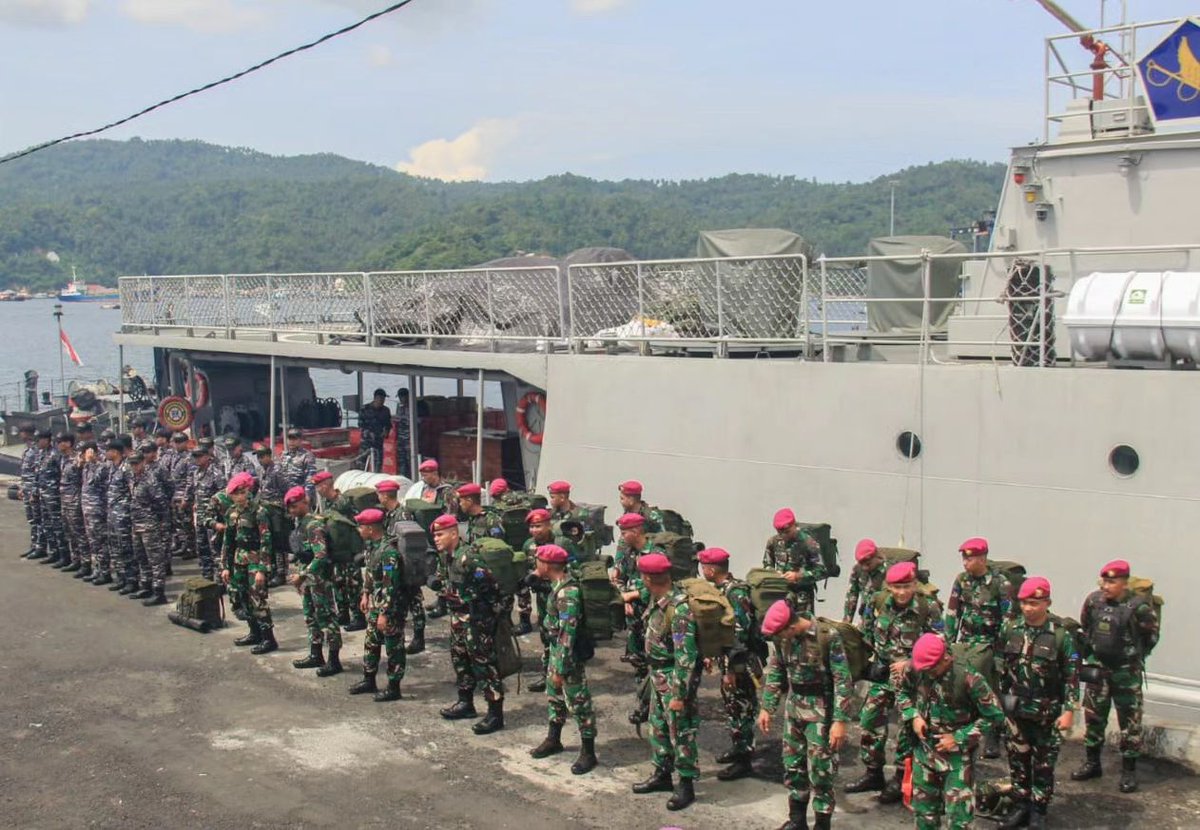 Indonesian Military #TNI dispatched hundreds of soldiers and medical personnel as well as at least one warship, KRI Kakap (811), to support the evacuation process and deliver relief supplies to local communities around Mount Ruang #MOOTW #OMSP 📸TNI AL / Marine Corps