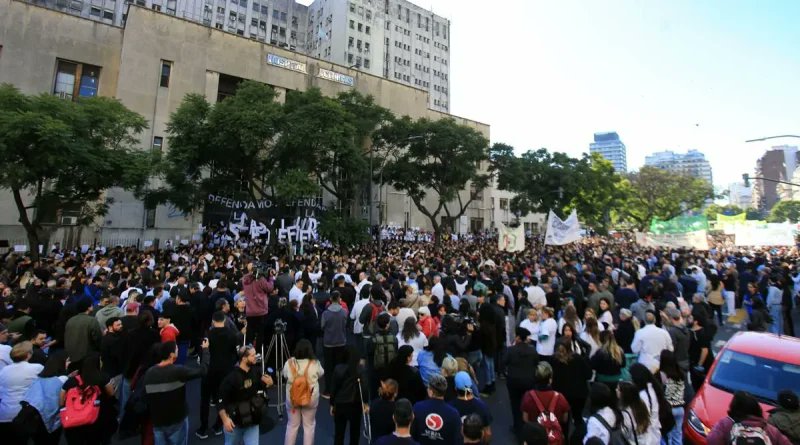 Una multitud realizó un abrazo solidario al Hospital de Clínicas

cincodias.com.ar/index.php/2024…