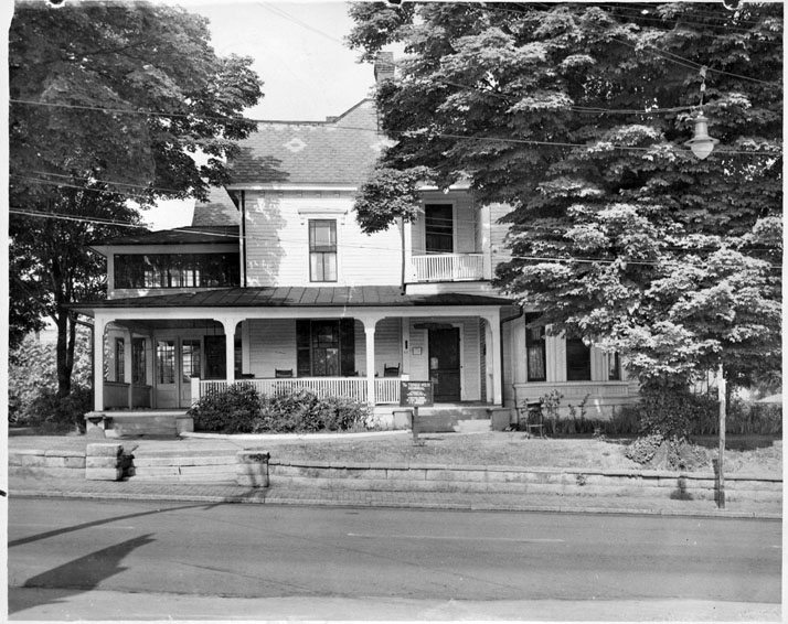 TWolfeMemorial's tweet photo. On this day, April 18, 1958, the #OldKentuckyHome passed into city ownership from the #ThomasWolfeMemorial Association. Fred Wolfe and Mabel Wolfe Wheaton were present for the transfer.
Thank you to #Asheville for loving us, even after the State purchased us in 1974! ❤️ https://t.co/4jjeI6Frf5