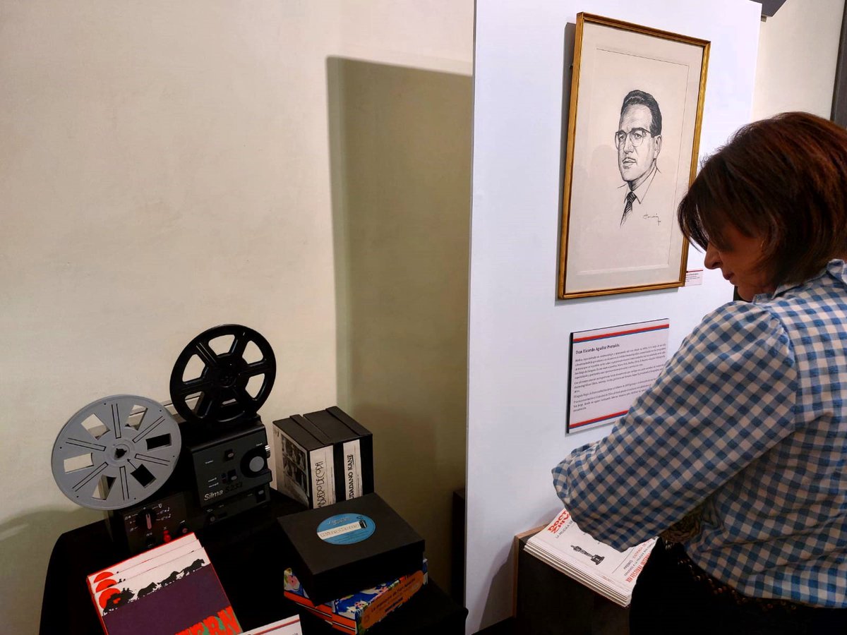 📽️ La @_usj_ ha presentado el legado de #RicardoAguilar, un fondo documental que recorre la historia del Cine. Incluye unos 2.500 libros, cerca de 1.000 fotografías, más de 1.400 vinilos, revistas, películas y fotogramas que pueden consultarse en la biblioteca de la universidad.