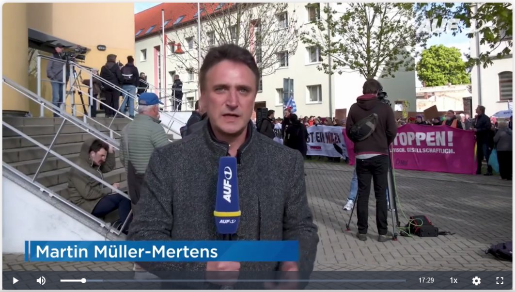 BRechercheteam's tweet photo. Alles was ich vom heutigen Tage wissen muss: #UlrichVosgerau (#Werteunion) verteidigt #BjörnHöcke (#AfD). Vor Ort der Identitäre #PaulKlemm für #Comapct, Ex-Compact-Hansel #MartinMüllerMertens für #AUF1 und #ElijahTee filmt für #DeutschlandKurier. Achja, Weichbirne! #Halle https://t.co/9hfmveKSTU