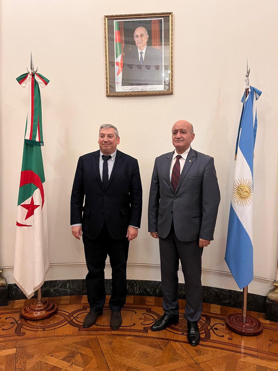 En la jornada de ayer, el Embajador @PajaroEnciso mantuvo una reunión con el Embajador de Argelia, S.E. Lotfi Sebouai. Durante el encuentro, los Embajadores avanzaron en asuntos pendientes de la agenda bilateral.