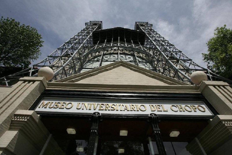 El <a href="/museodelchopo/">Museo del Chopo</a> se unirá a la #FiestaLibroyRosa con un programa que alternará una muestra de proyectos editoriales independientes con talleres, presentaciones de libros, una biblioteca nómada para infancias y el concierto electro-son jarocho de #Marrasa. bit.ly/3U4wr1t