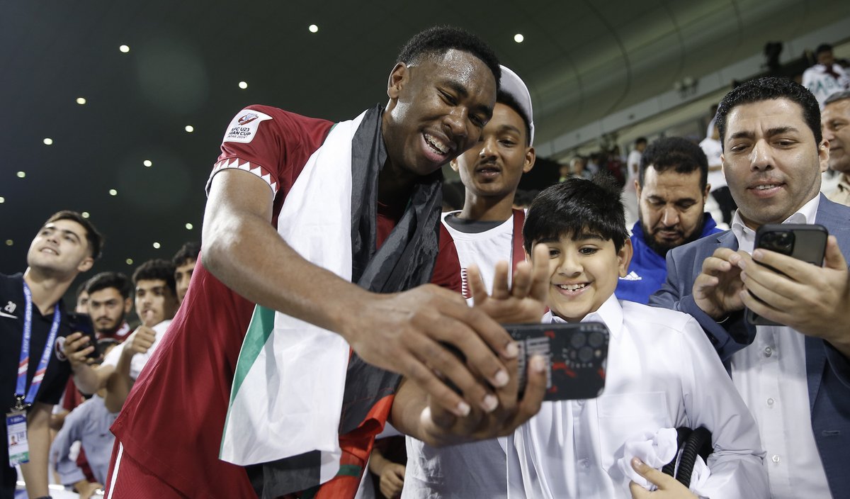 PeninsulaQatar's tweet photo. Qatar players celebrate with their supporters after sealing their spot in the quarter-finals of the AFC U23 Asian Cup! (Pics by Rajan Vadakkemuriyil/The Peninsula)
⚽ https://t.co/WxTpvEG93k
#Qatar #Doha #AFCU23 #AsianCupU23 #JORvQAT https://t.co/7TrYdnEBZA