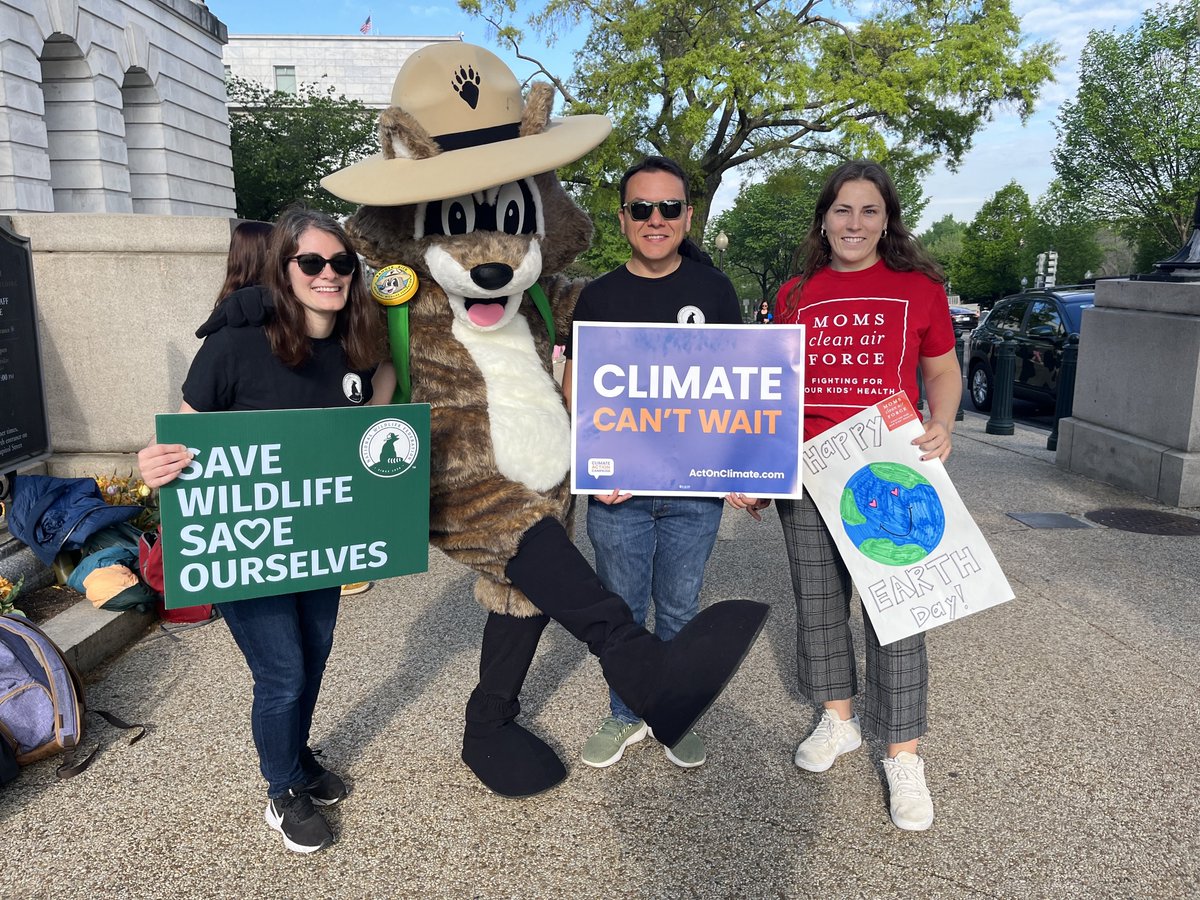 This morning Ranger Rick visited Capitol Hill to celebrate #EarthDay in a few days! 🌎 We joined our partners with @actonclimateUS to encourage climate action, pass out sweet treats for climate, and celebrate our Earth. 🌱🦅 #actonclimate