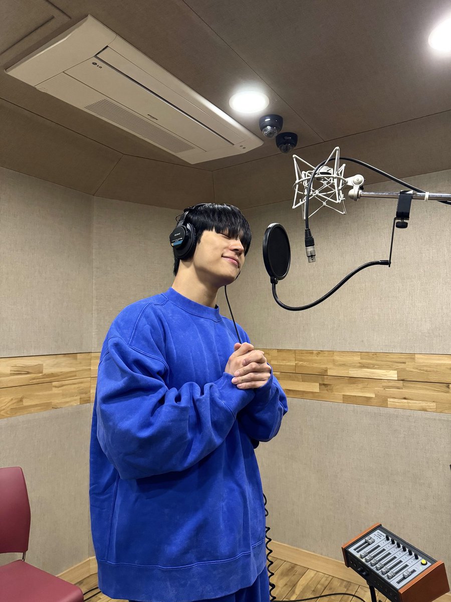 spainkimwoojin's tweet image. [BUBBLE🫧] 24.04.18 Kim Woojin en su perfil de BUBBLE

"Hoy es la sala de grabación ..
Que tengan una feliz noche 😘💙"

#KIMWOOJIN #김우진 #Kustomade #SMEntertainment #ILIKETHEWAY
#KIMWOOJIN_ILIKETHEWAY