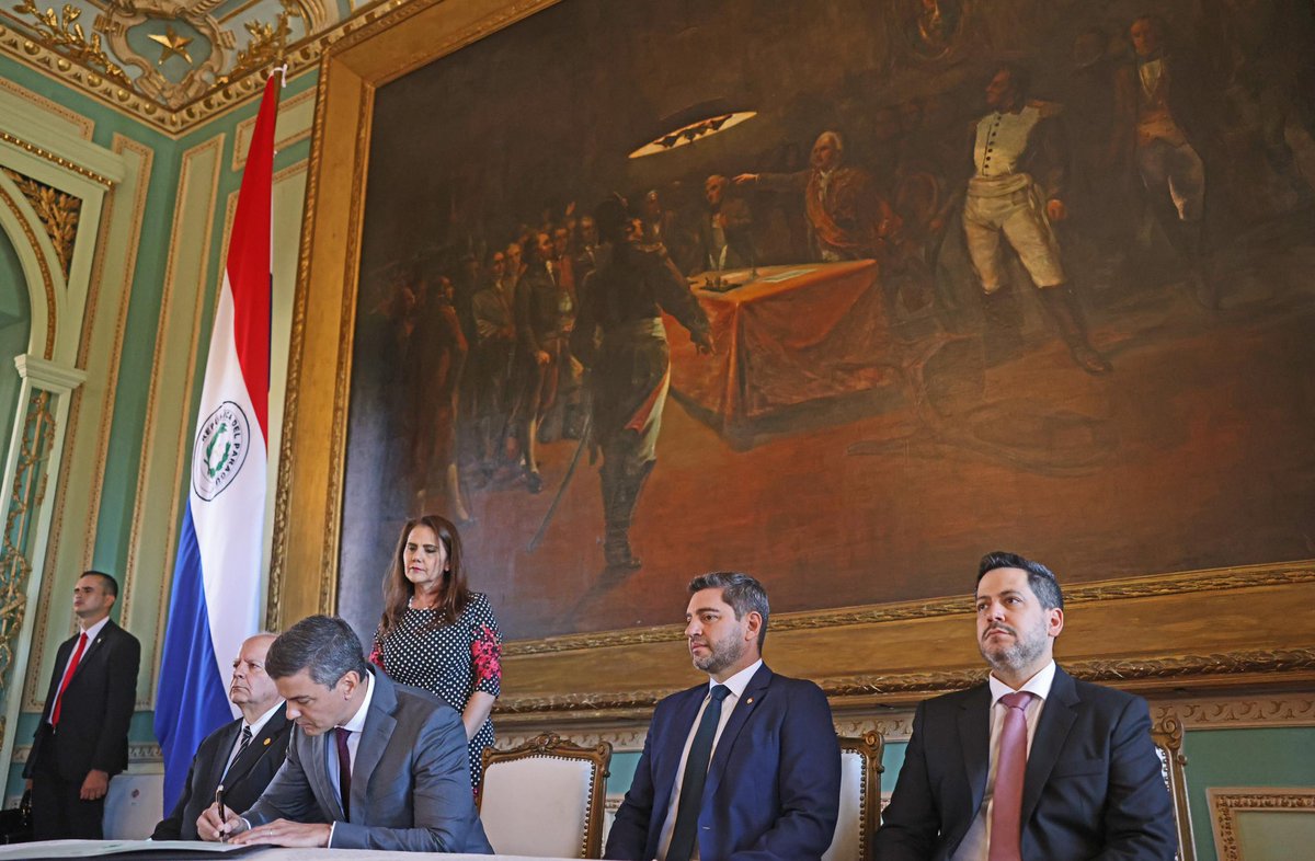 SantiPenap's tweet photo. Tomé juramento a Juan Ernesto Snead, nuevo embajador de Paraguay ante Reino Unido y a Carolin Konther López, nueva embajadora ante los Emiratos Árabes Unidos a quienes encomendé trabajar en el fortalecimiento de nuestro eje de Inserción de Paraguay en el mundo desde sus respectivas embajadas. #GobiernoDelParaguay