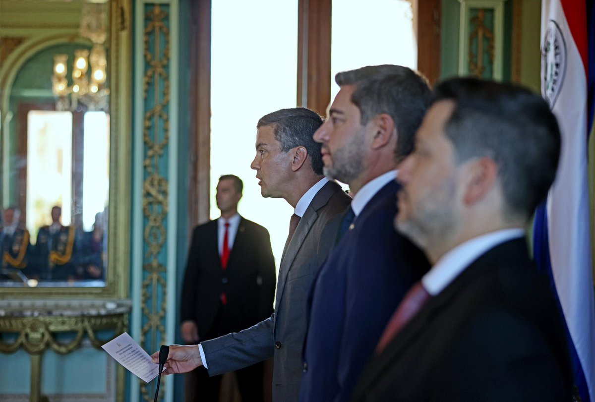 SantiPenap's tweet photo. Tomé juramento a Juan Ernesto Snead, nuevo embajador de Paraguay ante Reino Unido y a Carolin Konther López, nueva embajadora ante los Emiratos Árabes Unidos a quienes encomendé trabajar en el fortalecimiento de nuestro eje de Inserción de Paraguay en el mundo desde sus respectivas embajadas. #GobiernoDelParaguay
