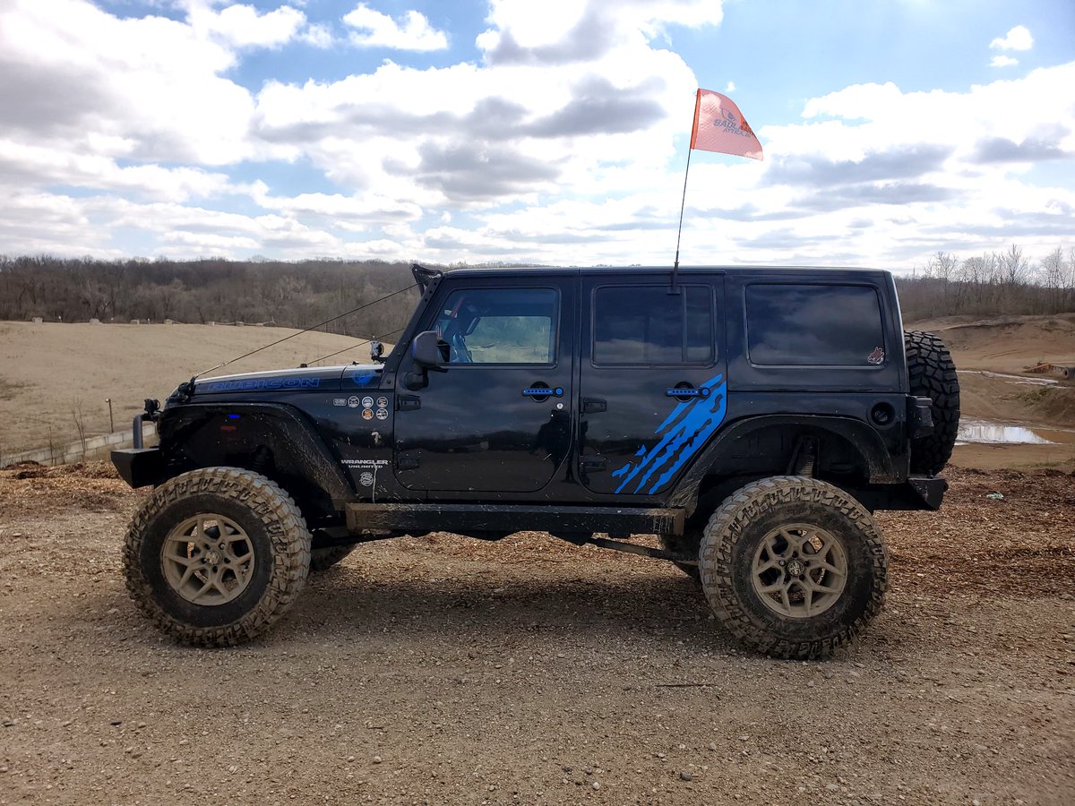 Jeep_Jose11's tweet photo. Softop Season Has Started
#JKU #ByeByeHardTop #Softop #Rubicon #37s #MidwestJeepAlliance #WindyCityJeepClub08 #Wepa https://t.co/YxHYpPgVyO