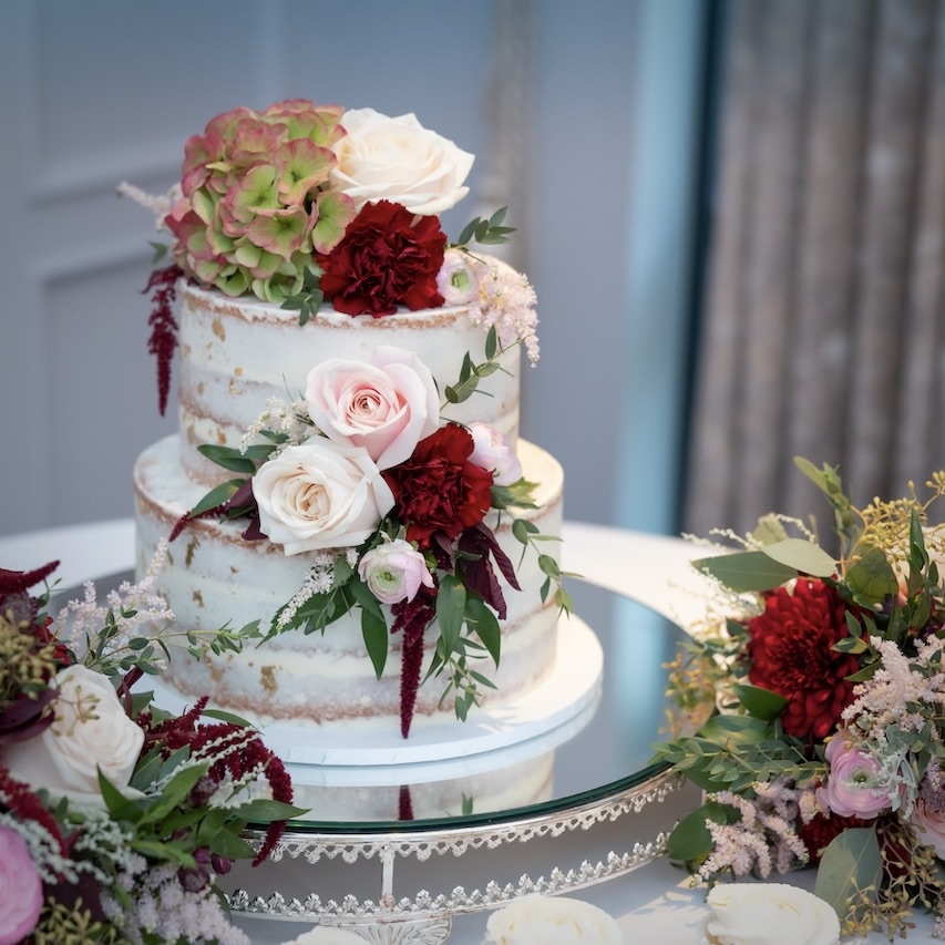 Wedding cake dreams ❤️
#WeddingCeremony #CeremonyFlowers #WeddingFlowers #WeddingFlorist #DeVereLatimerEstate #Hertfordshire #HemelHempstead #MaplesFlowers