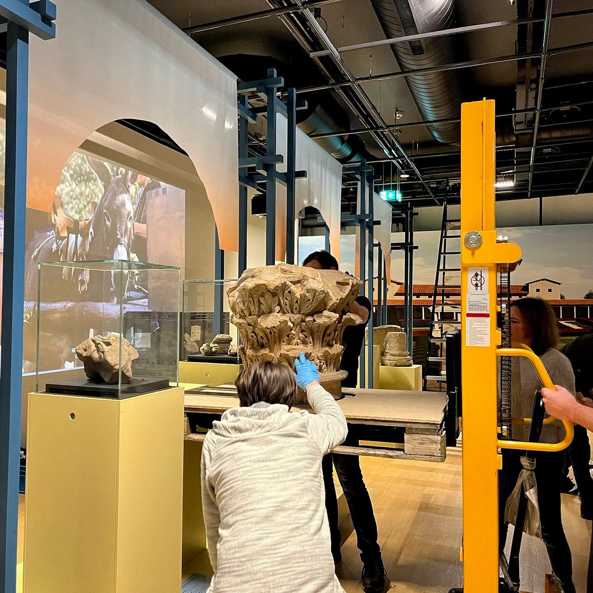 De laatste loodjes wegen het zwaarst, zoals het 300 kilo zware kapiteel van @centreceramique dat vandaag werd geplaatst in onze tentoonstelling ‘Romeinse villa’s in Limburg’. Nog één week en dan openen onze nieuwe tentoonstellingen. Kijk op rmo.nl/tentoonstellin… @LimburgsMuseum…