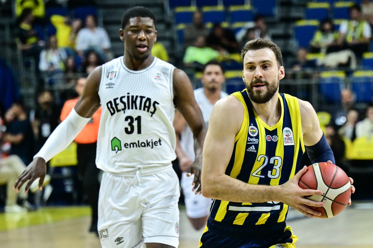 Fenerbahçe, derbide Beşiktaş karşısında son çeyreğe 70-50 skorla 20 sayı önde giriyor. 🔸 Scottie Wilbekin - 13 sayı 🔸 Jonah Matthews - 12 sayı