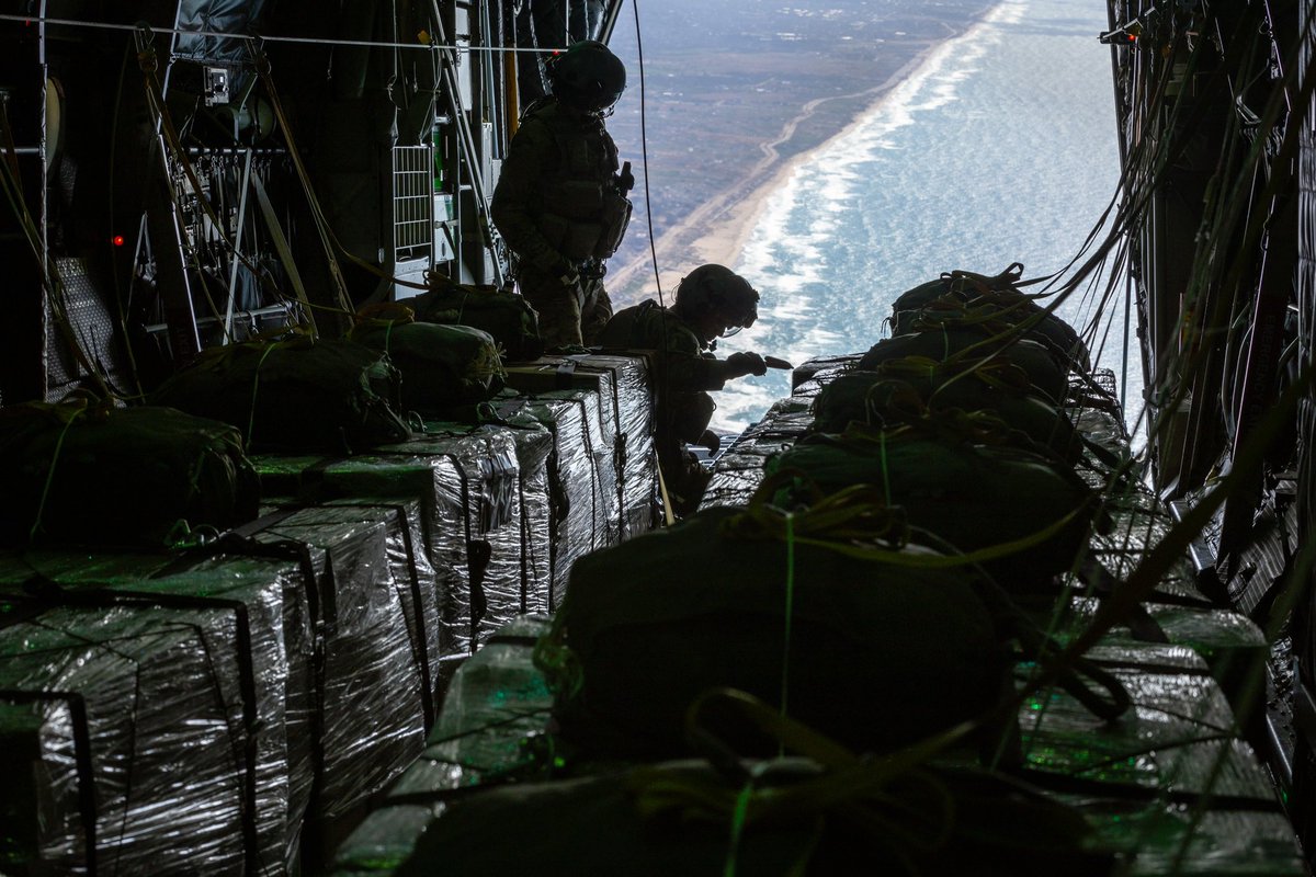 Een C-130-transportvliegtuig steeg afgelopen week 6 keer op boven #Gaza met 96 bundels voedselpakketten. Alle geplande ‘drops’ zijn succesvol uitgevoerd.  We blijven paraat staan voor humanitaire hulp of eventuele evacuaties. Lees meer 👉 bit.ly/3UmiNrA