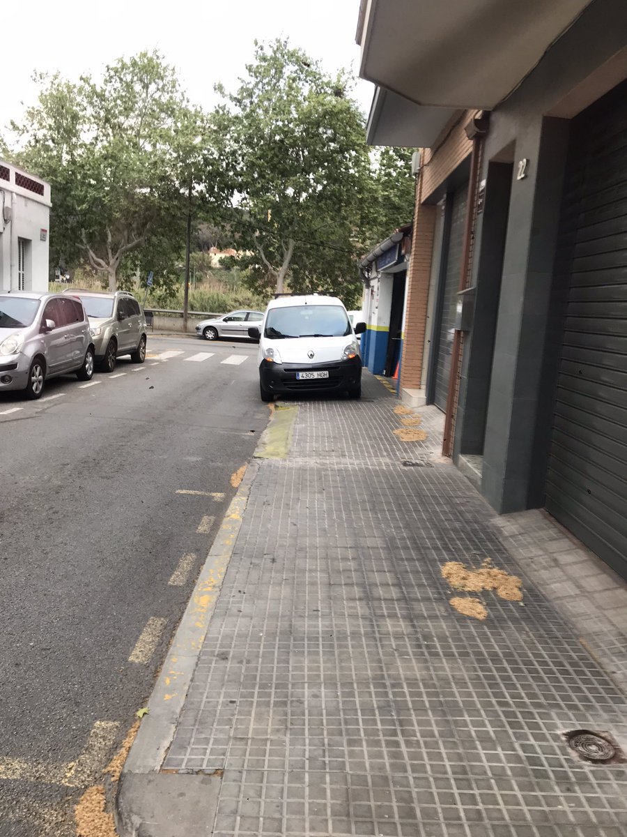 Toni_Aguilar13's tweet photo. @AparcaMiR @Policia_MiR  @AjMontcada cada dia cotxes a la vorera. Fins quan? Carrer vilanova https://t.co/AoVOgCypoP