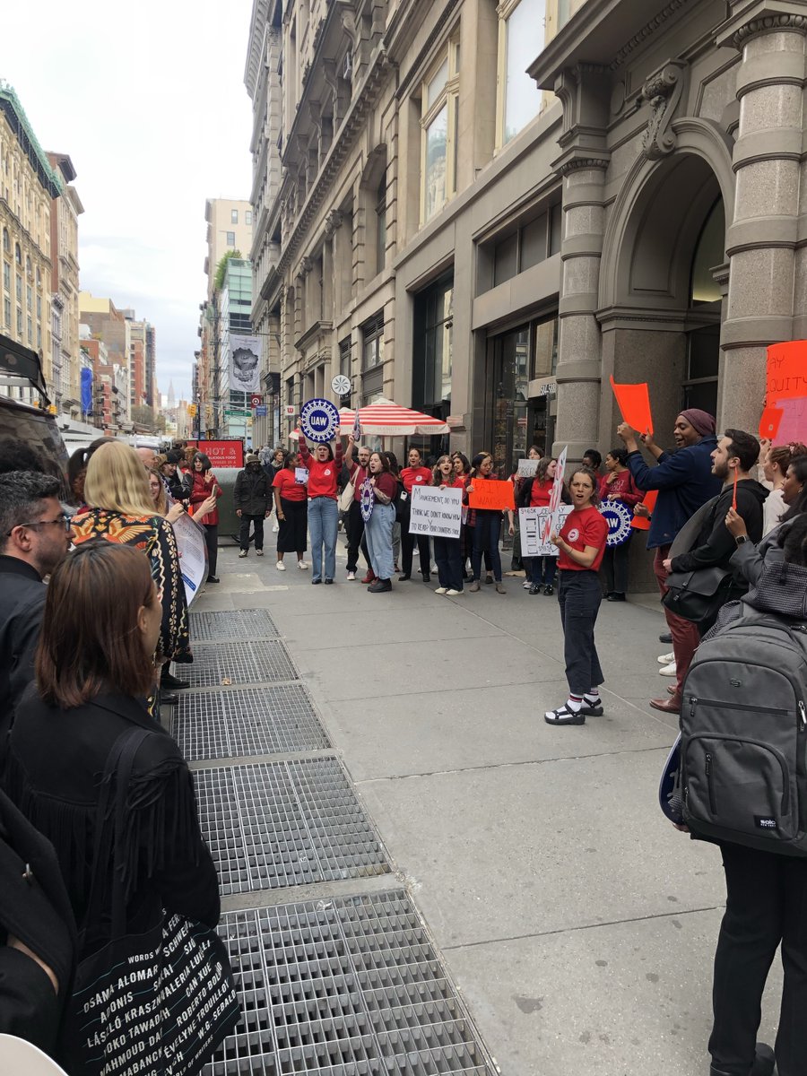 .@united_PEN have been attempting to negotiate a fair contract with the organization for over 18 months, but it's obvious @PENamerica doesn't value the hard work their staff provides. Members of PEN America United rallied in New York yesterday to demand a living wage.