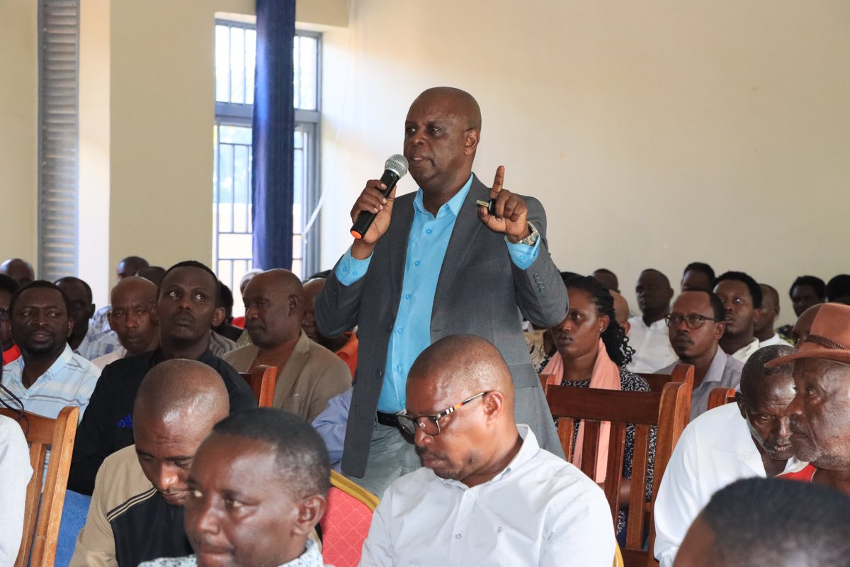Ku gicamunsi, Mayor <a href="/MutabaziRich/">Richard Mutabazi</a> kandi yakoranye inama n’abaturage bafite ubutaka n’inyubako bikora ku mihanda minini ya kaburimbo mu rwego rwo gufatira hamwe ingamba zo kugirira isuku iyo mihanda.
Abitabiriye iyi nama biyemeje gushyira mu bikorwa kugirira isuku ibikorwa remezo.