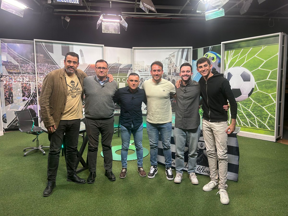 LAlbinegra's tweet photo. 📢 Afición!!

En una hora comenzamos programa con @Carlosgn111, entrenador de porteros del @cdcastellon. 
Mucho que analizar de la actualidad albinegra, próximo rival con @Villarrubia_67 y peñas con @Gr1982Toni de @BellotesAlbineg 

A las 21h en @TVCS_, web y Twitch.  Programa 🔝 https://t.co/AZnhallEJY