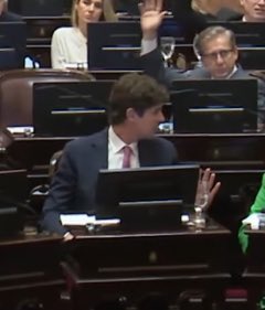 therealbuni's tweet photo. Ayer lousteau le reclamaba a milei que la UBA no tiene plata 

Hoy se subió el sueldo a 4,500,000 pesos https://t.co/MhqfkWCOhr